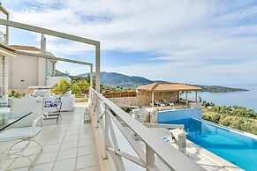 Villa with Striking views over the infinity Pool