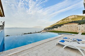 Villa with Striking views over the infinity Pool