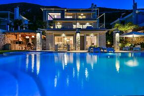 Villa with Striking views over the infinity Pool