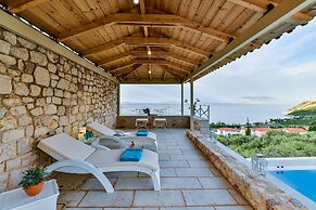 Villa with Striking views over the infinity Pool