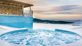 Villa with Striking views over the infinity Pool
