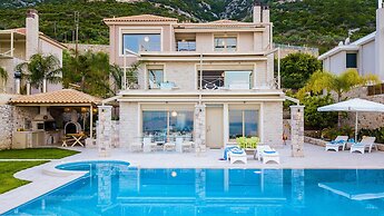 Villa with Striking views over the infinity Pool