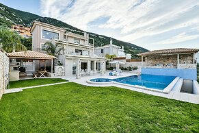 Villa with Striking views over the infinity Pool