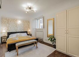 Elegant 3-Bedroom Apartment in the Historic Center