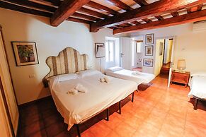 Traditional apt Close to The Duomo - private yard!