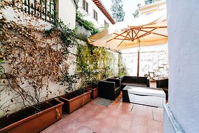 Traditional apt Close to The Duomo - private yard!