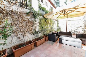 Traditional apt Close to The Duomo - private yard!