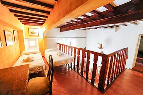 Traditional apt Close to The Duomo - private yard!