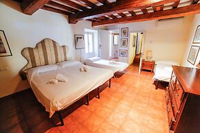 Traditional apt Close to The Duomo - private yard!