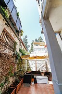 Traditional apt Close to The Duomo - private yard!