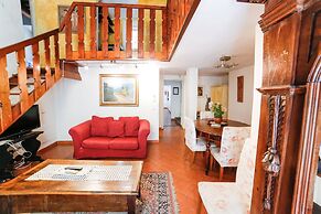 Traditional apt Close to The Duomo - private yard!
