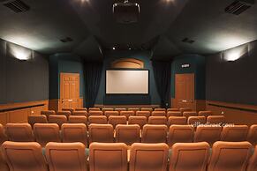 Summer Palm Retreat by VillaDirect