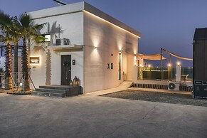 Lim Sea Side Poolvilla Pension