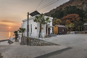 Lim Sea Side Poolvilla Pension