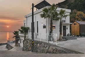 Lim Sea Side Poolvilla Pension