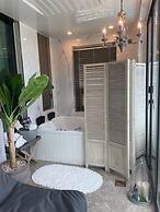 Lim Sea Side Poolvilla Pension