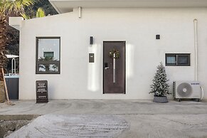 Lim Sea Side Poolvilla Pension