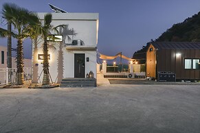 Lim Sea Side Poolvilla Pension