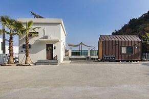 Lim Sea Side Poolvilla Pension