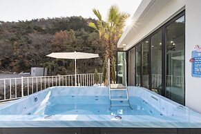 Lim Sea Side Poolvilla Pension