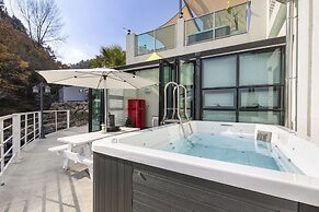 Lim Sea Side Poolvilla Pension