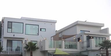 Lim Sea Side Poolvilla Pension