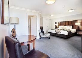 Modern Spacious Town Center Unit with Lake View