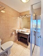 Modern Spacious Town Center Unit with Lake View