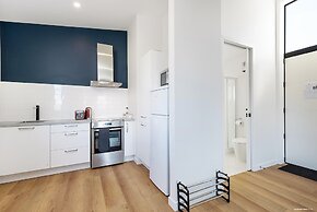 Modern One Bedroom Apartment with Lake View