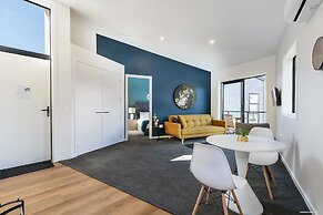 Modern One Bedroom Apartment with Lake View