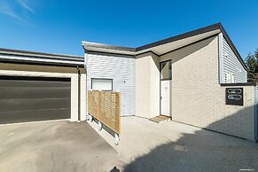 Modern One Bedroom Apartment with Lake View