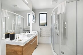 Modern One Bedroom Apartment with Lake View