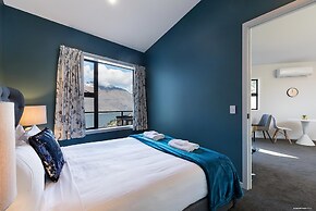 Modern One Bedroom Apartment with Lake View