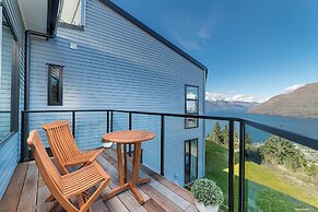 Modern One Bedroom Apartment with Lake View