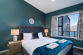 Modern One Bedroom Apartment with Lake View