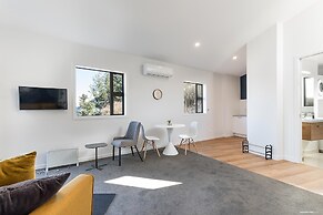 Modern One Bedroom Apartment with Lake View