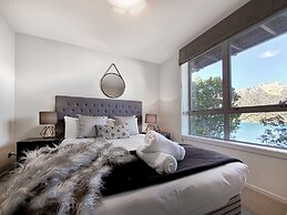 Gorgeous Lake & Mountain View Apartment