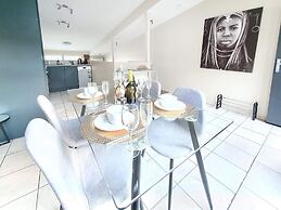 Gorgeous Lake & Mountain View Apartment