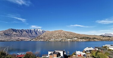 Gorgeous Lake & Mountain View Apartment