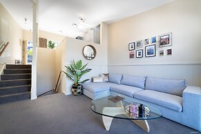 Gorgeous Lake & Mountain View Apartment