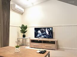 Gorgeous Lake & Mountain View Apartment