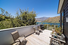 Lake View Greenstone Luxe Apartment