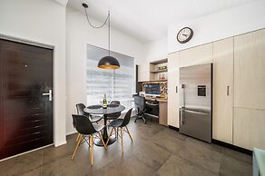 Lake View Greenstone Luxe Apartment