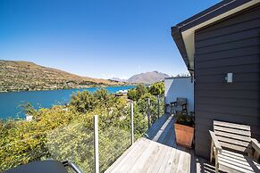 Lake View Greenstone Luxe Apartment