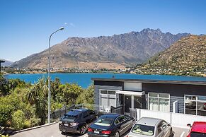 Lake View Greenstone Luxe Apartment