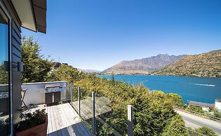 Lake View Greenstone Luxe Apartment