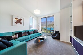 Lake View Greenstone Luxe Apartment