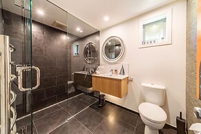 Lake View Greenstone Luxe Apartment