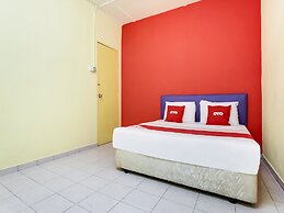 OYO 89615 T Family Hotel