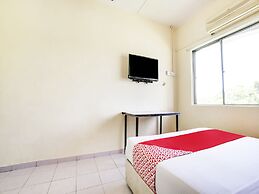 OYO 89615 T Family Hotel